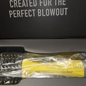 The Single Shot Round Blow Dryer Brush Large 2.25 drybar 2 Year Warrenty NWT$160